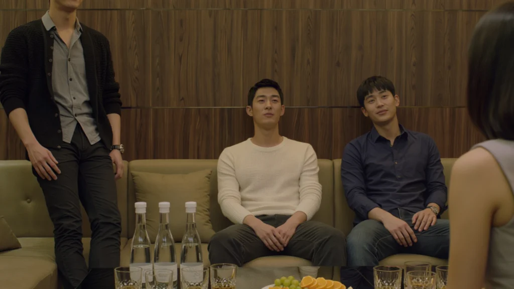 세미 캐쥬얼 복장의 미남형 호스트들이 여성 손님과 편안하게 대화하는 강남 호빠 아이의 분위기